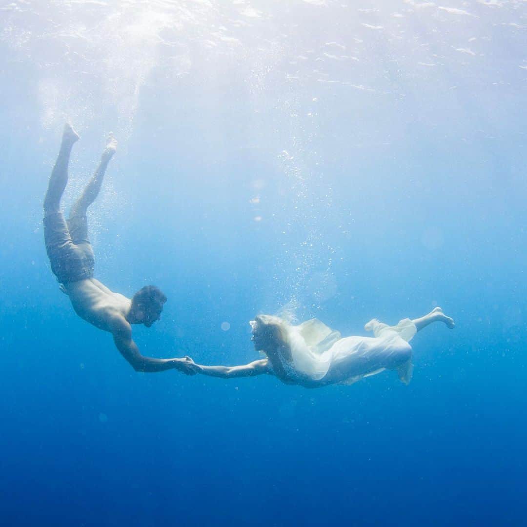 Bethany Hamiltonのインスタグラム：「I thought it would be fun to share a glimpse of my love story with my husband today being that this is our first decade together. 🤙🏼💛   We've been through so much together and God surely is our rock! So how did a Kansas boy and a Kauai girl end up together? Adam was on island to help start a youth ministry called Young Life and also substitute teach. Some friends gave him my number and encouraged him to call. He took a risk and left a voicemail and I took a risk and agreed to meet him (after seeing a cute picture of him and some kids playing at the beach).   Our first date included jumping off a cliff and trying to chat while swimming around – Adam doggy paddling and me mermaiding (ha!). This is what Adam claims to remember the experience like..   "I was trying to be cool in the ocean, and I’m like, “Yeah, I’m all right out here. I’m cool.” She’s trying to have a casual conversation in the water and I’m swimming for my life." 😅😂  The true answer on how we met is that God was incredibly creative and gracious in helping us find each other.. Our foundation of our faith, friendship, compatibility and our shared core values made it clear we were meant to join together in the ultimate adventure of marriage. And now we have 4 littles to show for it!  Through all the seasons of marriage, the grace of God is truly our strength and hope. I hope you can lean on God to be your rock in your marriage too. If you want to hear more from us and our family, just comment: "purpose" and I'll message you to get added to our encouraging emails and blogs! We have a new blog every Tuesday, including stories of family, overcoming, marriage, whole family health, and surfing! 🌊🏄🏼‍♀️」