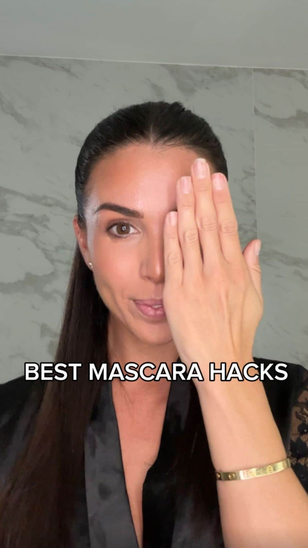 Ainsley Rodriguezのインスタグラム：「The BEST mascara hacks! 💄💋 . I’m personally not a fan of lashes that just look long and clumpy. I love a natural looking lash that is long AND FULL and has no clumps!! . 1.Coating the tips of the lashes first help add some length when you go to curl from the root  2.Don’t apply too much product - this makes it clumpy!  3.Wait for your lashes to dry a bit before going in with another coat  4.Using a dry brush is great for volume and getting rid of clumps! . #mascarahacks」