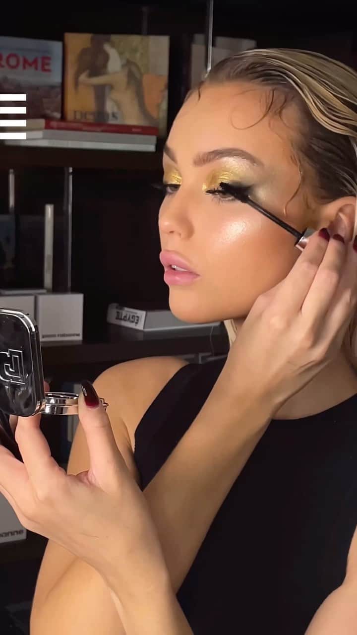 セフォラのインスタグラム：「Makeup look 100% @rabanne avec @romaneinnc pour assister au défilé Rabanne lors de la Paris Fashion Week.   Produits utilisés : - Colorshot – Cosmic Rave - Mini palette – Iconique - Mini palette – Back to Black - Famous Mascara – Deep Black - Handbag Palette – Paradise Lost, Then Found - Liquid Metal Shot  - Famous Lipcolor Matte – Soft Core Nude   Uniquement chez Sephora. #sephoralovesrabanne #sephorafrance #rabanne #pfw」