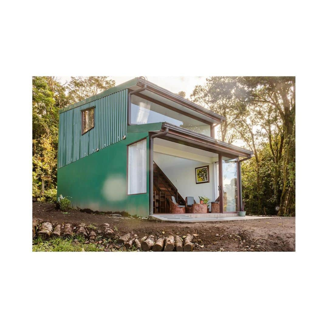 Airbnbのインスタグラム：「Pura vida.  🏡 Villa Panorámica-Ágape del Bosque 📍 Monteverde, Provincia de Guanacaste, Costa Rica  This home can be found in our Adapted Category. Each home in this category receives a 3D scan and detailed Accessibility Review, and includes listing photos of features with key details like doorway widths that have been reviewed and confirmed by Airbnb.」