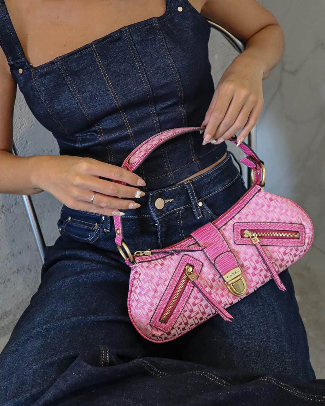 ゲスのインスタグラム：「#GUESSDenim styled by @amparocamo paired with our most-loved vintage style bag. #LoveGUESS #GUESSHandbags」