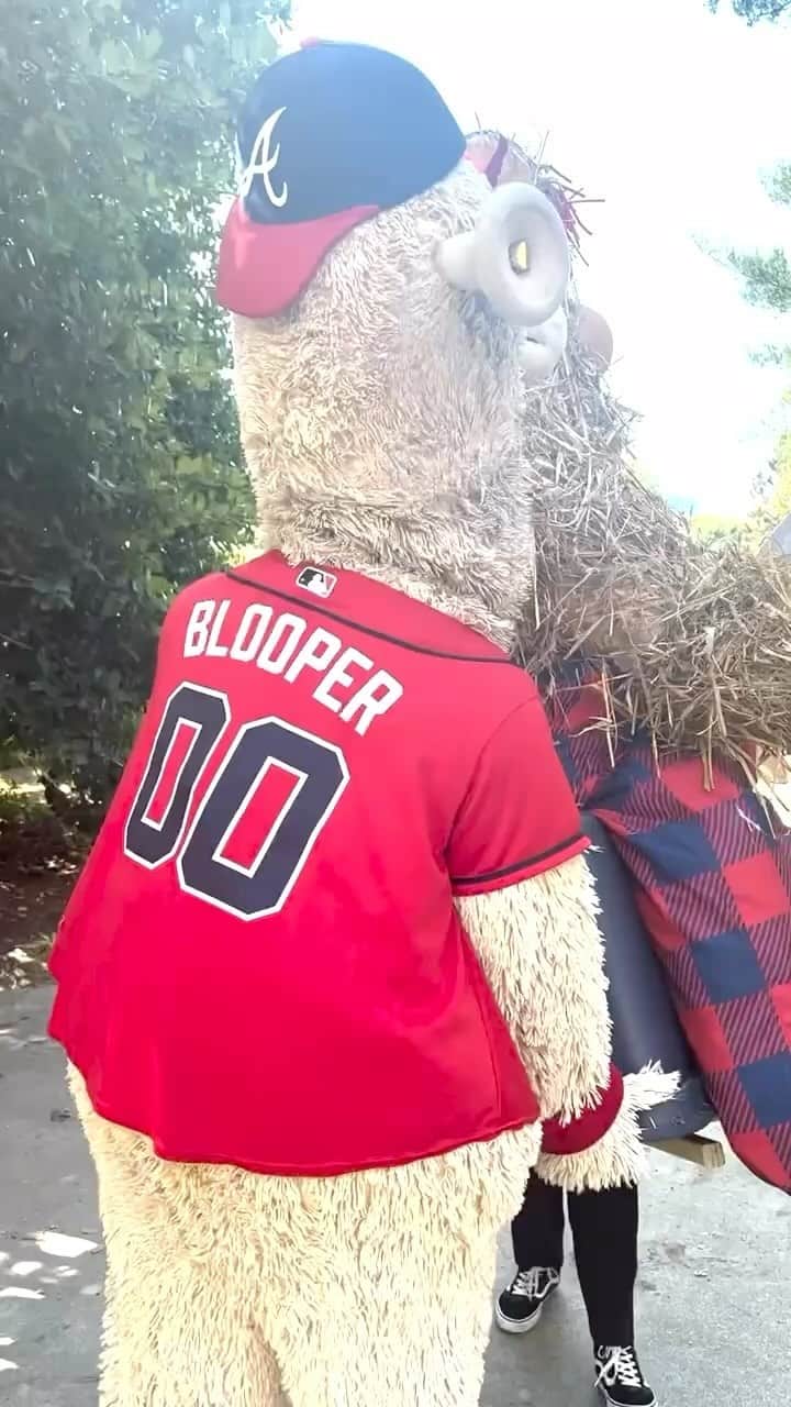 アトランタ・ブレーブスのインスタグラム：「this scarecrow scares birds worse than I scare the NL East  go see fraud Blooper at @atlbotanical through Halloween」