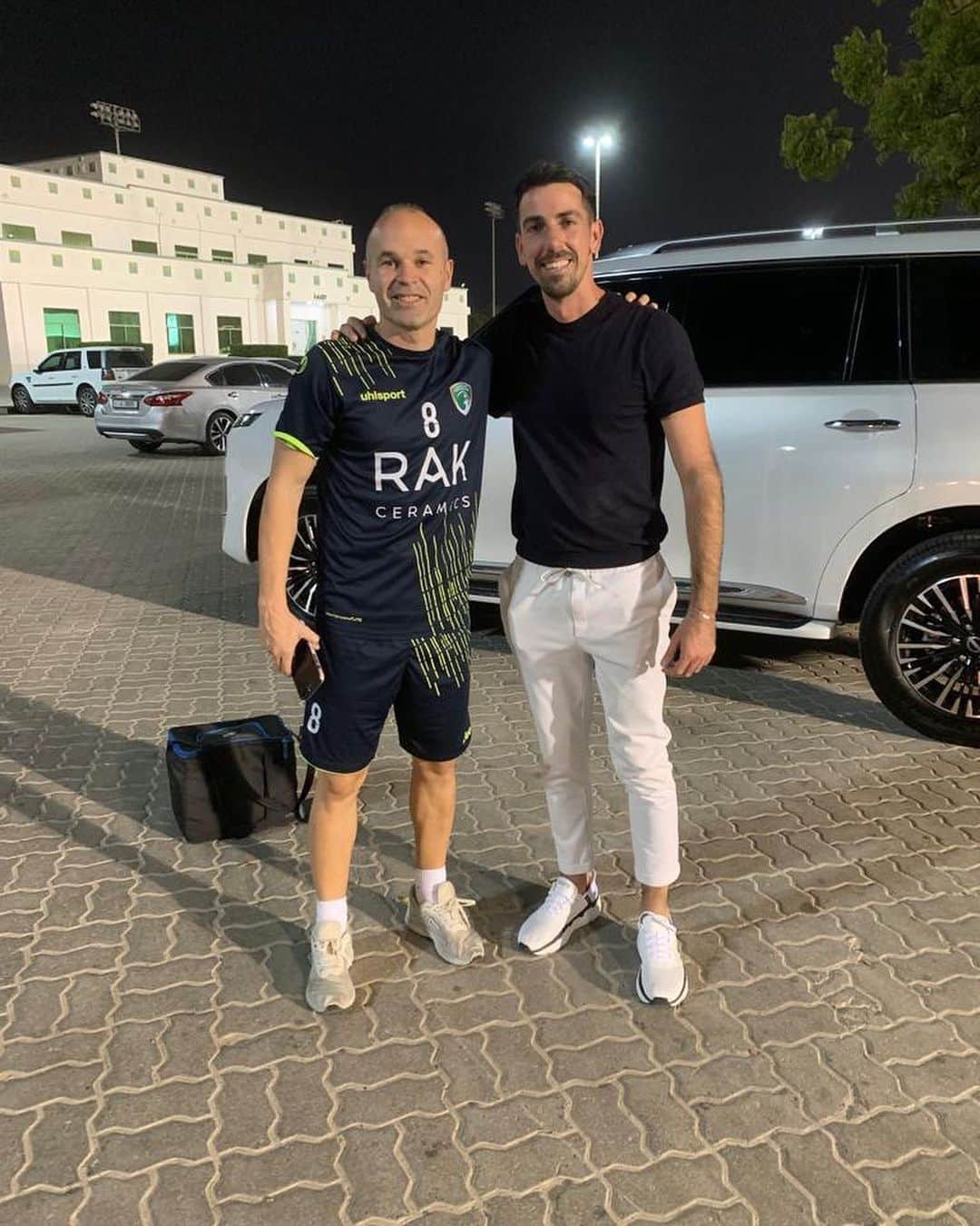 イサーク・クエンカのインスタグラム：「Feliz de volverte a ver y poder compartir un tiempo juntos , siempre te he admirado como jugador y como persona ! Muchas gracias ⚽️🔝 @andresiniesta8」
