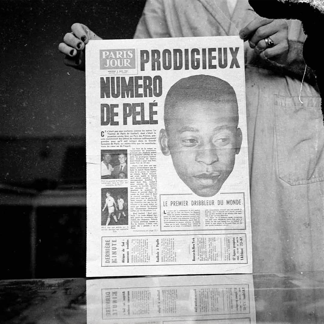 ペレのインスタグラム：「Prodigieux! Estampava a capa do icônico jornal parisiense “Paris Jour”, sobre o futebol de Pelé. E ainda destacava: “O primeiro driblador do mundo”. O futebol se transformou com o Rei Pelé, e por isso ele é Eterno!  . Prodigieux! It was on the cover of the iconic Parisian newspaper “Paris Jour”, about Pelé's football. And it even highlighted: “The first dribbler in the world”. Football has changed with King Pelé, and that is why he is Eternal!」