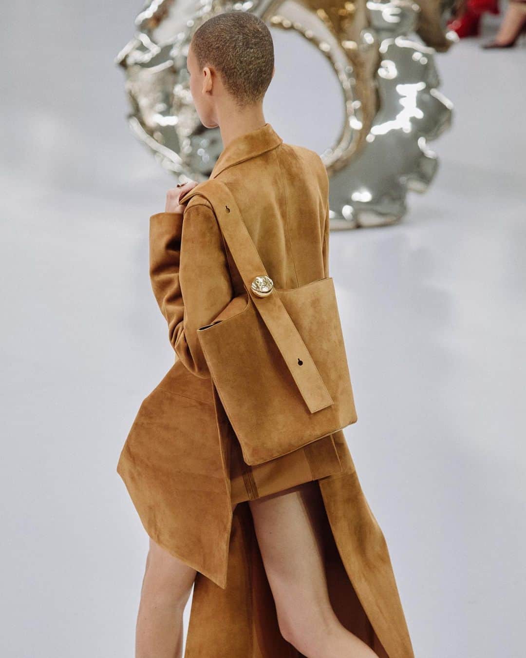 Loeweさんのインスタグラム写真 - (LoeweInstagram)「LOEWE Spring Summer 2024 women's runway collection.  Reducing fashion to the silhouette, focusing on the outline, playing with the sections, altering the proportions.  Creative direction Jonathan Anderson Styling Benjamin Bruno Casting Ashley Brokaw Hair Guido Palau Make up Pat McGrath Show coordination Holmes Production Production La Mode en Images Photography Vasilis Kalegias  Jewellery in collaboration with Lynda Benglis  Artworks Lynda Benglis Power Tower, 2019 Zero Cobra, 2020   © 2023 Lynda Benglis/Licensed by VAGA at Artists Rights Society (ARS), NY. Courtesy of the Artist and Pace Gallery, New York.  #LOEWE #LOEWESS24」9月30日 3時36分 - loewe