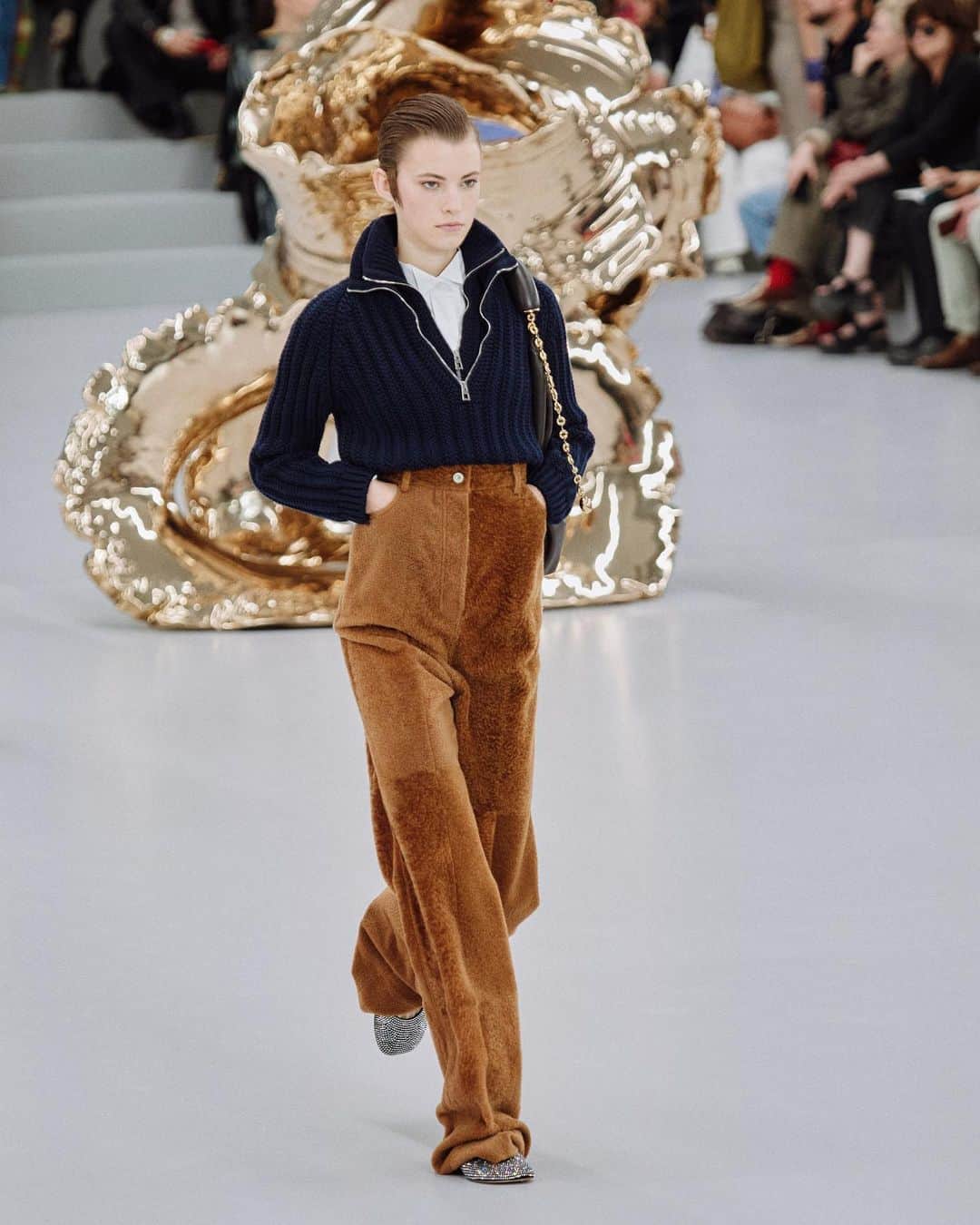 Loeweさんのインスタグラム写真 - (LoeweInstagram)「LOEWE Spring Summer 2024 women's runway collection.  Reducing fashion to the silhouette, focusing on the outline, playing with the sections, altering the proportions.  Creative direction Jonathan Anderson Styling Benjamin Bruno Casting Ashley Brokaw Hair Guido Palau Make up Pat McGrath Show coordination Holmes Production Production La Mode en Images Photography Vasilis Kalegias  Jewellery in collaboration with Lynda Benglis  Artworks Lynda Benglis Power Tower, 2019 Zero Cobra, 2020   © 2023 Lynda Benglis/Licensed by VAGA at Artists Rights Society (ARS), NY. Courtesy of the Artist and Pace Gallery, New York.  #LOEWE #LOEWESS24」9月30日 3時36分 - loewe