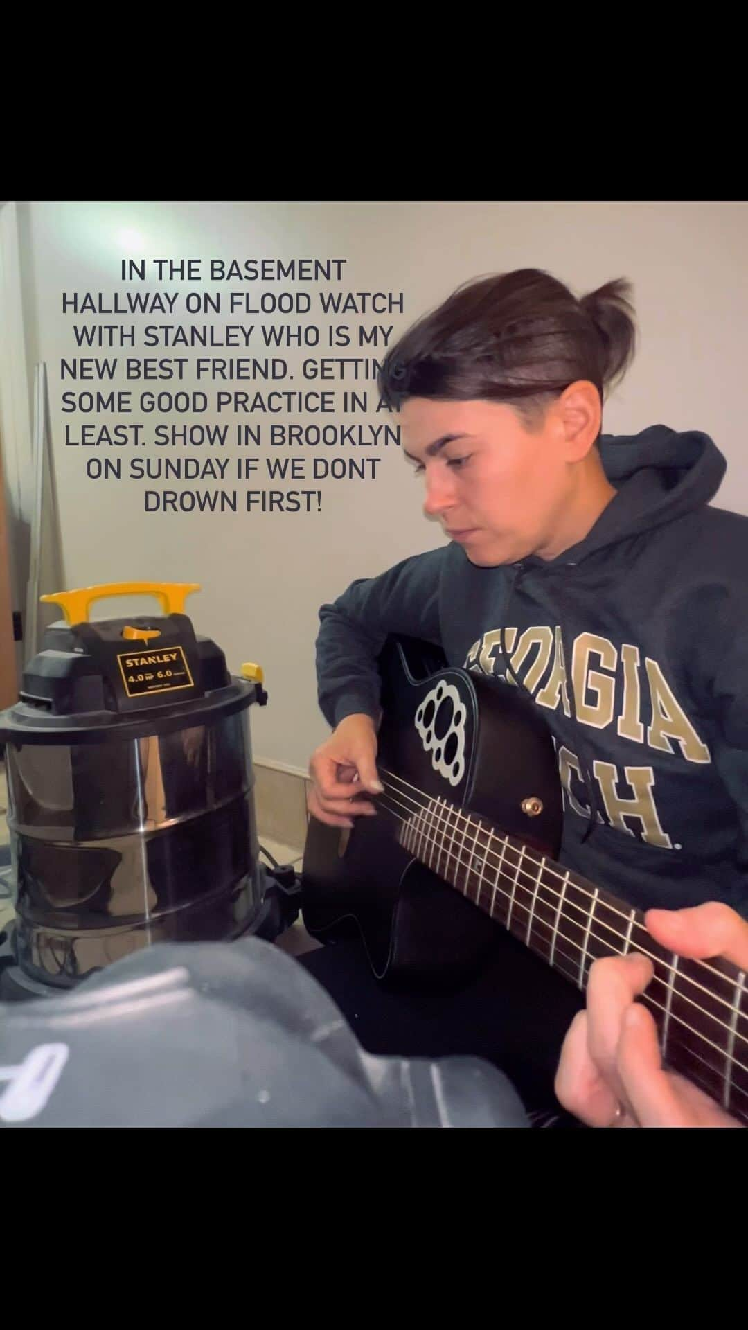 カーキ・キングのインスタグラム：「This account is now a NYC flood support group. Share your fears and concerns below.   #brooklynflood #nycflood #shopvac #fingerstyleguitar #basementflood」