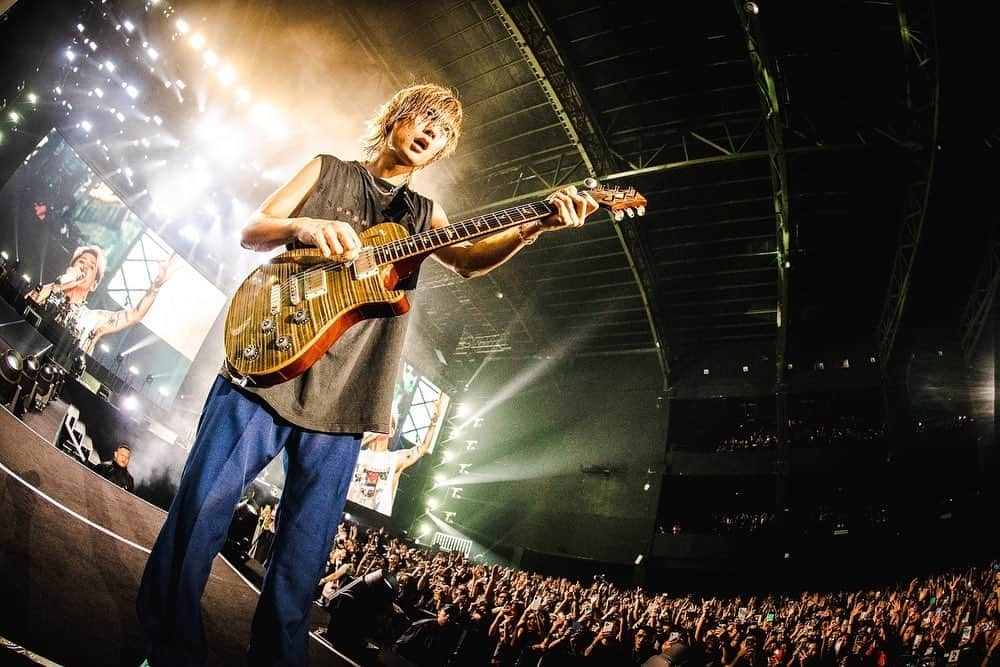 Toru さんのインスタグラム写真 - (Toru Instagram)「Thank you for waiting soooo long😭  I missed you guys so much.. I had an amazing time!! Also I’m excited to play tonight!! Love you Jakarta🇮🇩  #luxurydisease  #oneokrock 📸 @ruihashimoto」9月30日 3時49分 - toru_10969