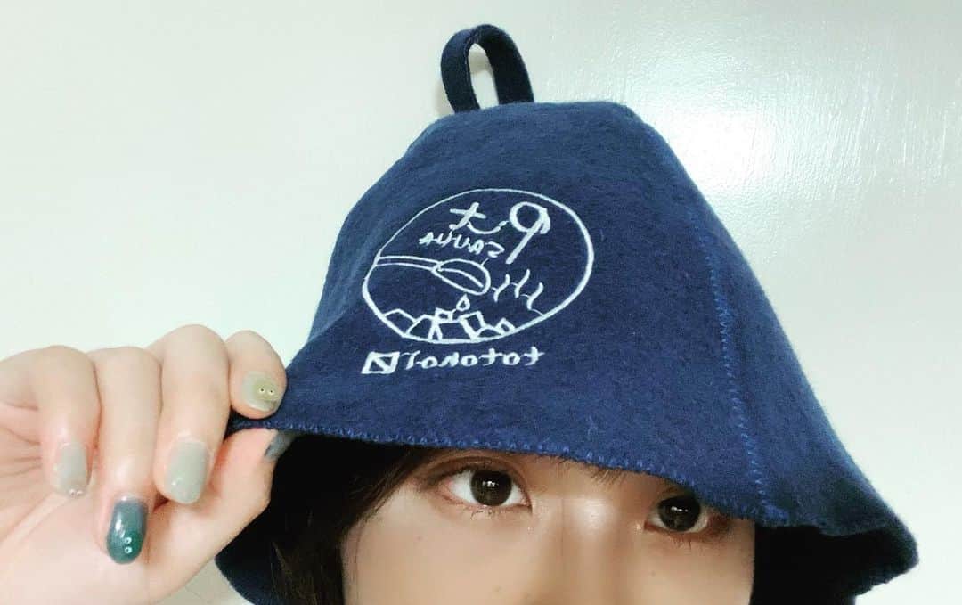 天音汐那のインスタグラム：「. サ活のマストアイテム、サウナハット🧖‍♀️  頻繁にサ活してる私にとって重要なのは 「「「「乾きやすさ」」」」  こちらのNewサウナハットは、 私の好きなネイビーカラーにオシャレなロゴ入り( *´﹀`* ) それでいて、ウール100%フェルト✨✨ 洗濯して、干して、秒で乾きます😎 サイズ感もめちゃくちゃいい◎  カラーも4色あるから、いくつかゲットして 気分で変えてもよし！ 誰かとおそろいにするもよし！  PR @pit_life_official #サウナハット #サ活 #サウナ女子 #サウナ帽子 #ピットライフ #サウナグッズ #pitlife」