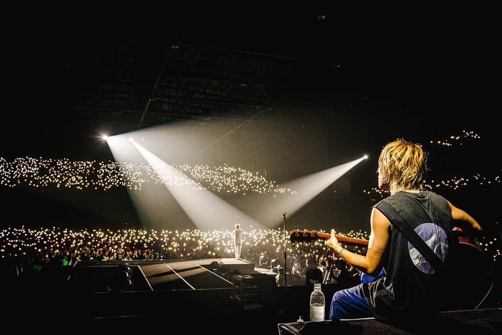 Toru のインスタグラム：「Thank you for waiting soooo long😭  I missed you guys so much.. I had an amazing time!! Also I’m excited to play tonight!! Love you Jakarta🇮🇩  #luxurydisease  #oneokrock 📸 @ruihashimoto」
