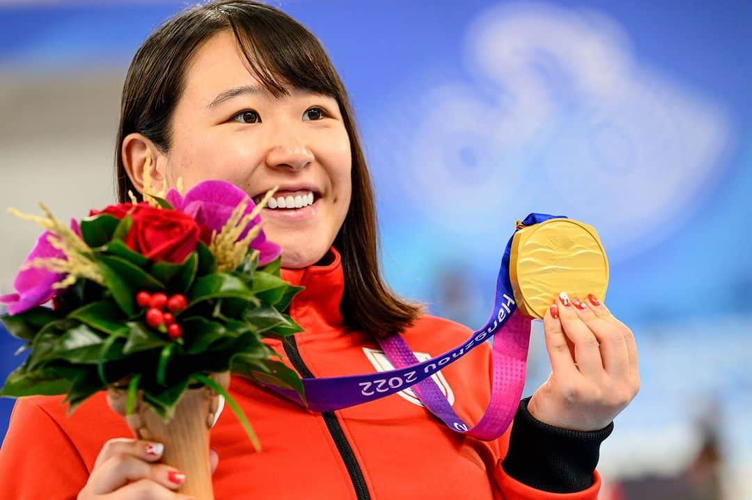 梶原悠未のインスタグラム：「アジア大会 二冠🥇🥇🎉  ずっと世界だけを見て我武者羅だった頃は、今この瞬間を味わうことも忘れていました。  こうして日本のエースとして、アジアのトップを走り続けてこれて、世界に挑戦できることも一生できることではありません。  だからこそ、今を最大限に楽しみながら、今に感謝して、この瞬間をしっかり味わおうと思いました☺️  表彰台の1番高いところから見た景色、感じた想いは一生大切にして生きていきます。  そして、私の最大の目標はパリオリンピックです‼️  また帰国して、母とスポンサーの皆様、支えてくださる皆様と一緒に、日々楽しみながら取り組んでいきます💖  これからも応援、サポートよろしくお願いします✨  #cycling #training #sports #athlete #olympics #自転車 #ロードバイク #トレーニング #梶原悠未 #アジア大会 #発酵メンテナンス #私は発酵して強くなる #乳酸菌生産物質 #サイクリング #HangzhouAsianGames #asiangames2023 #杭州アジア大会 #梶原悠未 #TEAMYumi #光英科学研究所 #KOEISCIENCE #石心会 #SEKISHINKAI #玉川衛材 #Fitty #日本ウェルネススポーツ大学 #OGKKABUTO #BIORACER #NITTO #グローバルwifi 📸 @sonoko_cat 素敵なお写真ありがとうございます💖」