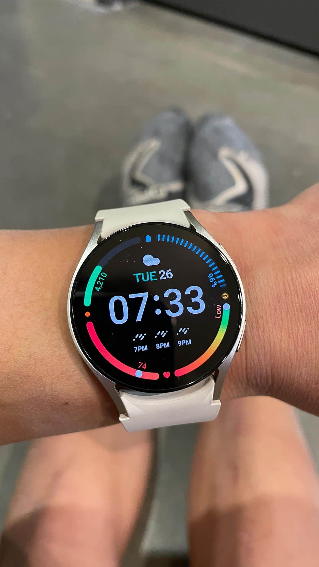 アラーナ・イップのインスタグラム：「Let’s take my Samsung Galaxy Watch6 to a World Cup! [ad]   Using the activity and health tracking features on my Galaxy Watch6 helps me get the most out of my training 🧗🏻‍♀️  Get your own using my discount code WATCH6BESPOKE-50 to get $50 off your watch!   @samsungcanada #withGalaxy #GalaxyWatch6 #SamsungCanada #SamsungPartner」