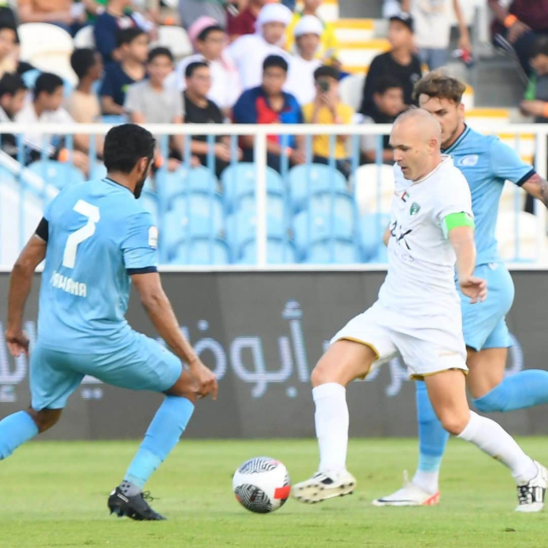 アンドレス・イニエスタのインスタグラム：「Buen punto fuera de casa!! Seguimos sumando!!! Gran trabajo, Equipo!!!!   Good point away from home! We keep on adding!!! Great job, Team!!!!   Vamos @emirates_fc 💚🤍  #emiratesfc #uae🇦🇪」