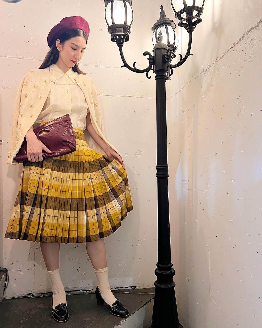 NUTTY Vintage&Collectibleさんのインスタグラム写真 - (NUTTY Vintage&CollectibleInstagram)「🌝Weekend special🌝堀江本店  ▫︎50s "PENDLETON" pleats skirt：new! ▫︎50s/60s beads embroidery cardigan : new! ▫︎woolen beret ▫︎cluch bag  上質で重量感のあるウールが特徴のアメリカの老舗ブランドPENDLETNONのヴィンテージプリーツスカートをメインに2つのコーディネートをご紹介。  BROWN×MUSTARDのチェックがあたたかみのあるたっぷりプリーツのこちらのスカートはなんとリバーシブル。　　  同じ配色でありながらプリーツの重なりが反転する事で印象がガラリと変わる優れもの。  もちろんファスナーも裾始末もリバーシブル仕様です。  芸術の秋。週末は肩にサッとカーディガンを羽織って美術館へ🎨  styling sally  ┈┈┈┈┈┈┈┈┈┈┈┈┈┈┈┈┈ 【NUTTY通販について】 ⚫︎SNS掲載商品は通販可能です。お気軽にDMにてお問い合わせ下さい。 ⚫︎＜ONLINE STORE＞http://nutty.theshop.jp/ （プロフィールページURLよりアクセス出来ます） ┈┈┈┈┈┈┈┈┈┈┈┈┈┈┈┈┈  #nuttyvintage#vintage #vintagefashion#南堀江#古着#1940s#1950s#1960s#1970s #1980s #80s #ヴィンテージ#1940sfashion#1940sstyle #1960sfashion#1960sblouse #vintagePaisley #vintagebamboobag#costumejewelry#collectivejewelry#earlyplastic#vintagehat#ootd #vintageootd #vintagecardigan #vintagesweater #pendleton」9月30日 4時05分 - nutty_vintage