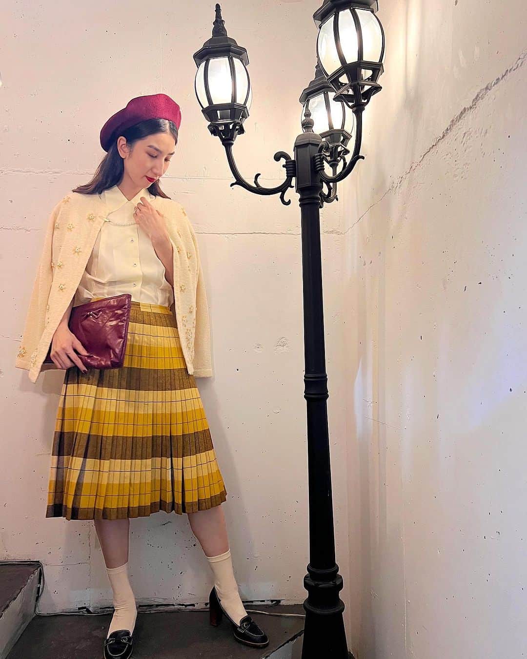 NUTTY Vintage&Collectibleのインスタグラム：「🌝Weekend special🌝堀江本店  ▫︎50s "PENDLETON" pleats skirt：new! ▫︎50s/60s beads embroidery cardigan : new! ▫︎woolen beret ▫︎cluch bag  上質で重量感のあるウールが特徴のアメリカの老舗ブランドPENDLETNONのヴィンテージプリーツスカートをメインに2つのコーディネートをご紹介。  BROWN×MUSTARDのチェックがあたたかみのあるたっぷりプリーツのこちらのスカートはなんとリバーシブル。　　  同じ配色でありながらプリーツの重なりが反転する事で印象がガラリと変わる優れもの。  もちろんファスナーも裾始末もリバーシブル仕様です。  芸術の秋。週末は肩にサッとカーディガンを羽織って美術館へ🎨  styling sally  ┈┈┈┈┈┈┈┈┈┈┈┈┈┈┈┈┈ 【NUTTY通販について】 ⚫︎SNS掲載商品は通販可能です。お気軽にDMにてお問い合わせ下さい。 ⚫︎＜ONLINE STORE＞http://nutty.theshop.jp/ （プロフィールページURLよりアクセス出来ます） ┈┈┈┈┈┈┈┈┈┈┈┈┈┈┈┈┈  #nuttyvintage#vintage #vintagefashion#南堀江#古着#1940s#1950s#1960s#1970s #1980s #80s #ヴィンテージ#1940sfashion#1940sstyle #1960sfashion#1960sblouse #vintagePaisley #vintagebamboobag#costumejewelry#collectivejewelry#earlyplastic#vintagehat#ootd #vintageootd #vintagecardigan #vintagesweater #pendleton」