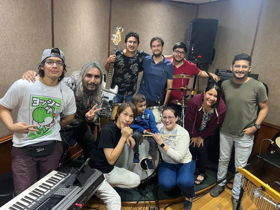 谷本貴義のインスタグラム：「Hoy tuvimos el honor de practicar el setlist junto al talentoso y legendario cantante @tanimoto_tak 🎤  Un sueño cumplido para nosotros.   ¡Estamos listos para vibrar este domingo!  ¡Estamos a horas de @budokanec !」