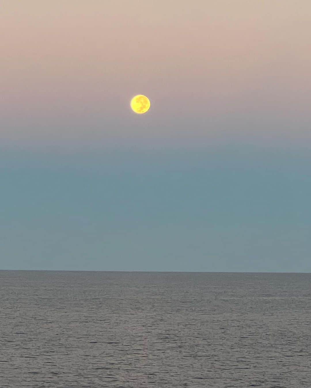 レイチェル・チャンさんのインスタグラム写真 - (レイチェル・チャンInstagram)「Beautiful full moon from the cruise ship✨ 夜明け前に目覚めたら美しい満月をおがめました☺️明け方も美しい姿を見せてくれました。  #エイブラハムクルーズ #エイブラハム #エイブラハムの教え  #引き寄せ #引き寄せの法則  #満月 #中秋の名月  #fullmoon」9月30日 4時00分 - rachelchanjpn