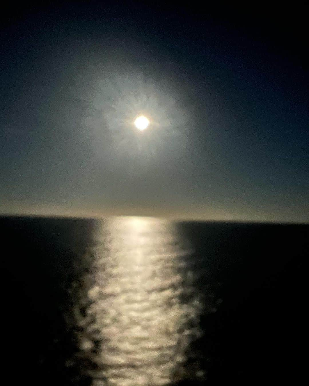 レイチェル・チャンのインスタグラム：「Beautiful full moon from the cruise ship✨ 夜明け前に目覚めたら美しい満月をおがめました☺️明け方も美しい姿を見せてくれました。  #エイブラハムクルーズ #エイブラハム #エイブラハムの教え  #引き寄せ #引き寄せの法則  #満月 #中秋の名月  #fullmoon」