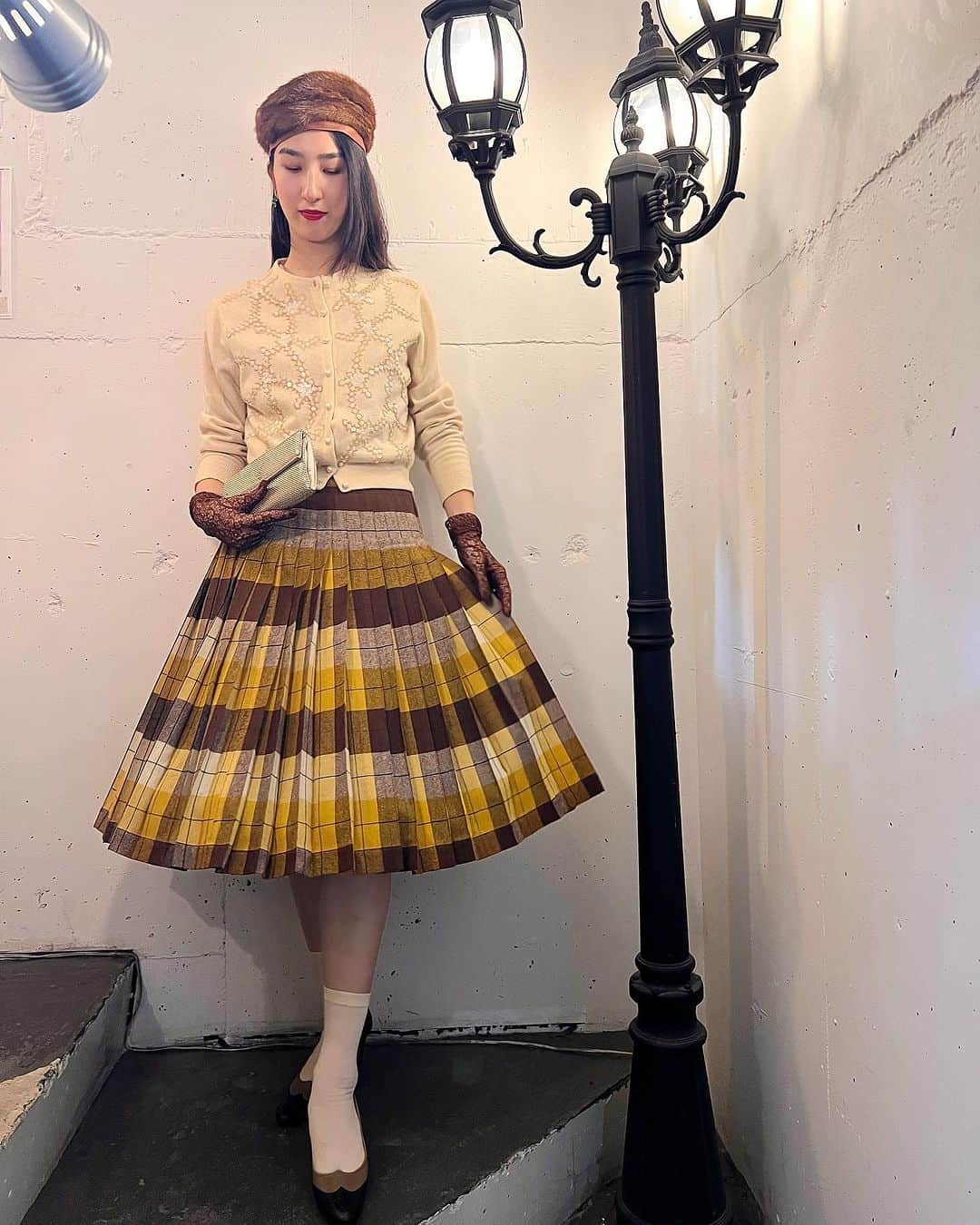 NUTTY Vintage&Collectibleさんのインスタグラム写真 - (NUTTY Vintage&CollectibleInstagram)「🌝Weekend special🌝堀江本店  ▫︎50s "PENDLETON" pleats skirt：new! ▫︎40s/50s cashmere cardigan : new! ▫︎50s mink fur hat ▫︎metal mesh bag ▫︎lace gloves @glazekohl  上質で重量感のあるウールが特徴のアメリカの老舗ブランドPENDLETNONのヴィンテージプリーツスカートをメインに2つのコーディネートをご紹介。  BROWN×MUSTARDのチェックがあたたかみのあるたっぷりプリーツのこちらのスカートはなんとリバーシブル。　　  同じ配色でありながらプリーツの重なりが反転する事で印象がガラリと変わる優れもの。  もちろんファスナーも裾始末もリバーシブル仕様です。  細やかなパールとスパンコール刺繍のモザイクパターンが美しいカシミアカーディガンと合わせて品よく。  styling sally  ┈┈┈┈┈┈┈┈┈┈┈┈┈┈┈┈┈ 【NUTTY通販について】 ⚫︎SNS掲載商品は通販可能です。お気軽にDMにてお問い合わせ下さい。 ⚫︎＜ONLINE STORE＞http://nutty.theshop.jp/ （プロフィールページURLよりアクセス出来ます） ┈┈┈┈┈┈┈┈┈┈┈┈┈┈┈┈┈  #nuttyvintage#vintage #vintagefashion#南堀江#古着#1940s#1950s#1960s#1970s #1980s #80s #ヴィンテージ#1940sfashion#1940sstyle #1960sfashion#1960sblouse #vintagePaisley #vintagebamboobag#costumejewelry#collectivejewelry#earlyplastic#vintagehat#ootd #vintageootd #vintagecardigan #vintagesweater #pendleton」9月30日 4時00分 - nutty_vintage