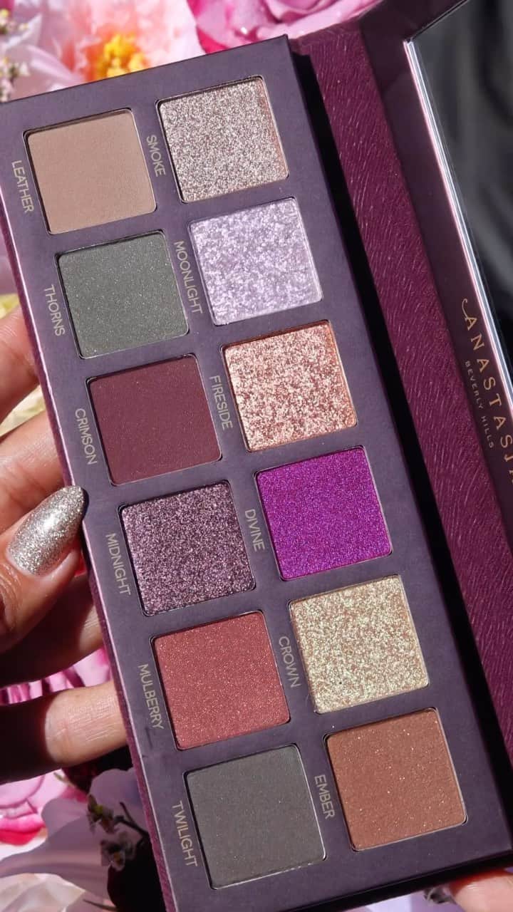 Anastasia Beverly Hillsのインスタグラム：「PSLs aren’t the only things we’ll be treating ourselves to this season 😍 Shop #ABHFallRomance NOW at the link in bio! 🥀  📸: @maquillageitup   #AnastasiaBeverlyHills」