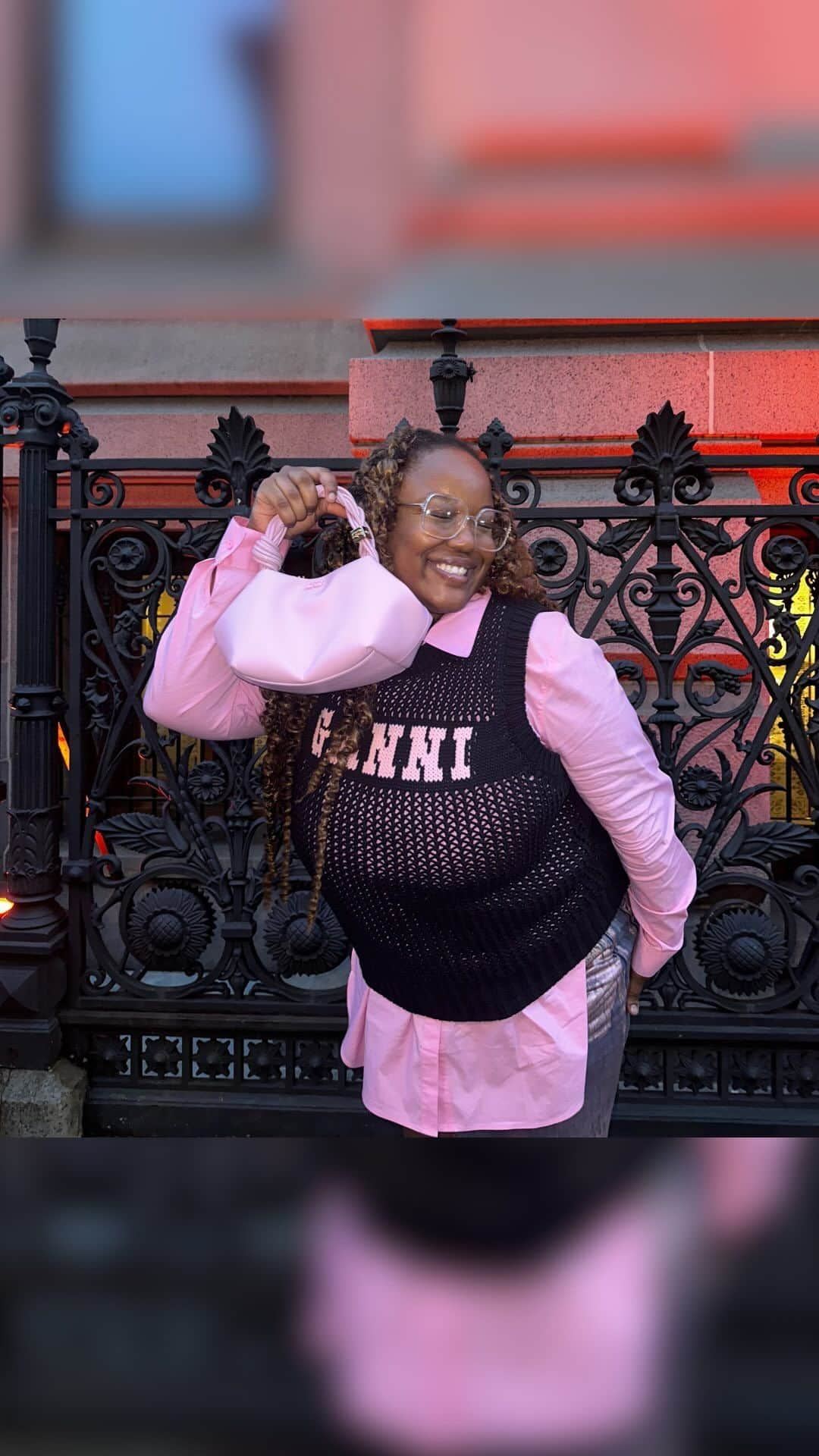 NYFW（ニューヨークファッションウィーク）のインスタグラム：「Black and pink—always a classic. @ashlyndelaney shows off her all #Ganni everything outside the #Area show.」