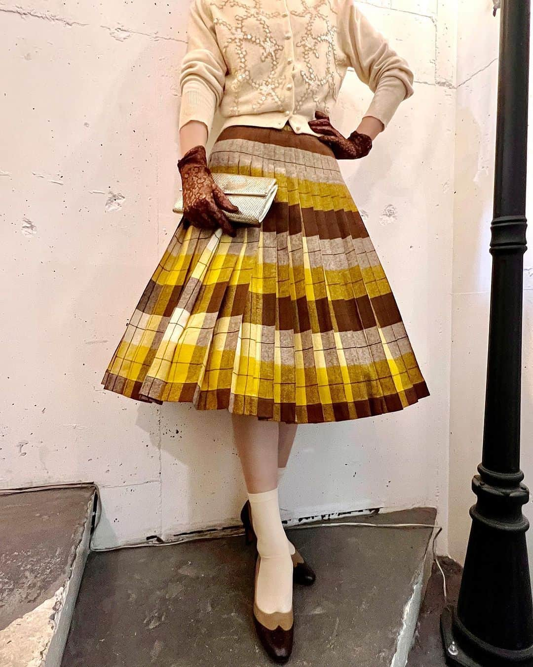 NUTTY Vintage&Collectibleさんのインスタグラム写真 - (NUTTY Vintage&CollectibleInstagram)「🌝Weekend special🌝堀江本店  ▫︎50s "PENDLETON" pleats skirt：new!  上質で重量感のあるウールが特徴のアメリカの老舗ブランドPENDLETNONのヴィンテージプリーツスカートをメインに2つのコーディネートをご紹介。  BROWN×MUSTARDのチェックがあたたかみのあるたっぷりプリーツのこちらのスカートはなんとリバーシブル。　　  同じ配色でありながらプリーツの重なりが反転する事で印象がガラリと変わる優れもの。  もちろんファスナーも裾始末もリバーシブル仕様です。  styling sally  ┈┈┈┈┈┈┈┈┈┈┈┈┈┈┈┈┈ 【NUTTY通販について】 ⚫︎SNS掲載商品は通販可能です。お気軽にDMにてお問い合わせ下さい。 ⚫︎＜ONLINE STORE＞http://nutty.theshop.jp/ （プロフィールページURLよりアクセス出来ます） ┈┈┈┈┈┈┈┈┈┈┈┈┈┈┈┈┈  #nuttyvintage#vintage #vintagefashion#南堀江#古着#1940s#1950s#1960s#1970s #1980s #80s #ヴィンテージ#1940sfashion#1940sstyle #1960sfashion#1960sblouse #vintagePaisley #vintagebamboobag#costumejewelry#collectivejewelry#earlyplastic#vintagehat#ootd #vintageootd #vintagecardigan #vintagesweater #pendleton」9月30日 4時03分 - nutty_vintage