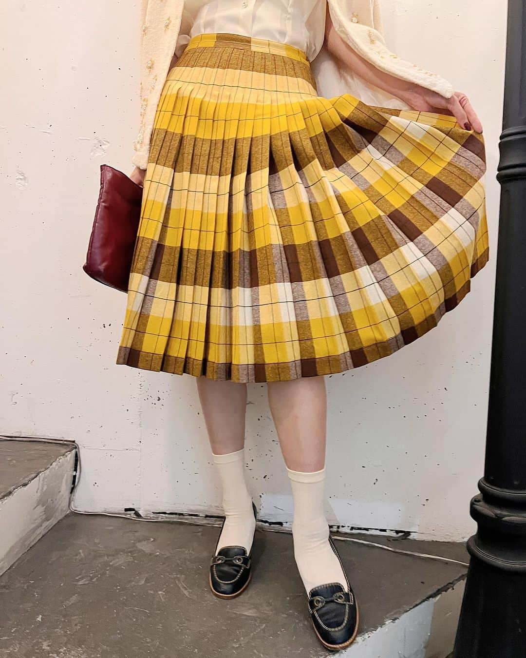 NUTTY Vintage&Collectibleさんのインスタグラム写真 - (NUTTY Vintage&CollectibleInstagram)「🌝Weekend special🌝堀江本店  ▫︎50s "PENDLETON" pleats skirt：new!  上質で重量感のあるウールが特徴のアメリカの老舗ブランドPENDLETNONのヴィンテージプリーツスカートをメインに2つのコーディネートをご紹介。  BROWN×MUSTARDのチェックがあたたかみのあるたっぷりプリーツのこちらのスカートはなんとリバーシブル。　　  同じ配色でありながらプリーツの重なりが反転する事で印象がガラリと変わる優れもの。  もちろんファスナーも裾始末もリバーシブル仕様です。  styling sally  ┈┈┈┈┈┈┈┈┈┈┈┈┈┈┈┈┈ 【NUTTY通販について】 ⚫︎SNS掲載商品は通販可能です。お気軽にDMにてお問い合わせ下さい。 ⚫︎＜ONLINE STORE＞http://nutty.theshop.jp/ （プロフィールページURLよりアクセス出来ます） ┈┈┈┈┈┈┈┈┈┈┈┈┈┈┈┈┈  #nuttyvintage#vintage #vintagefashion#南堀江#古着#1940s#1950s#1960s#1970s #1980s #80s #ヴィンテージ#1940sfashion#1940sstyle #1960sfashion#1960sblouse #vintagePaisley #vintagebamboobag#costumejewelry#collectivejewelry#earlyplastic#vintagehat#ootd #vintageootd #vintagecardigan #vintagesweater #pendleton」9月30日 4時03分 - nutty_vintage