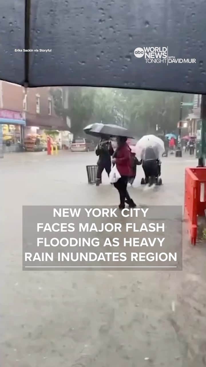ABC Newsのインスタグラム：「New York City is facing major flooding as heavy rain slams New York, New Jersey, Pennsylvania and Connecticut.   Flash flood warnings have been issued in Manhattan, Brooklyn, Queens, the Bronx, Staten Island and Long Island. New York Gov. Kathy Hochul has declared a state of emergency.   Brooklyn is submerged under more than 6 inches of rain, while Central Park has recorded more than 5 inches of rainfall so far.   Some New Yorkers have been rescued from flooded cars and basement apartments, but there were no critical injuries reported as of 2p EST, officials said.  Showers may continue Saturday morning, but the rain will move out of the Northeast by Saturday afternoon.   Complete coverage on #WorldNewsTonight. Tap the link in bio to learn more. #News #Weather #FlashFlooding #NewYork #NewYorkCity」