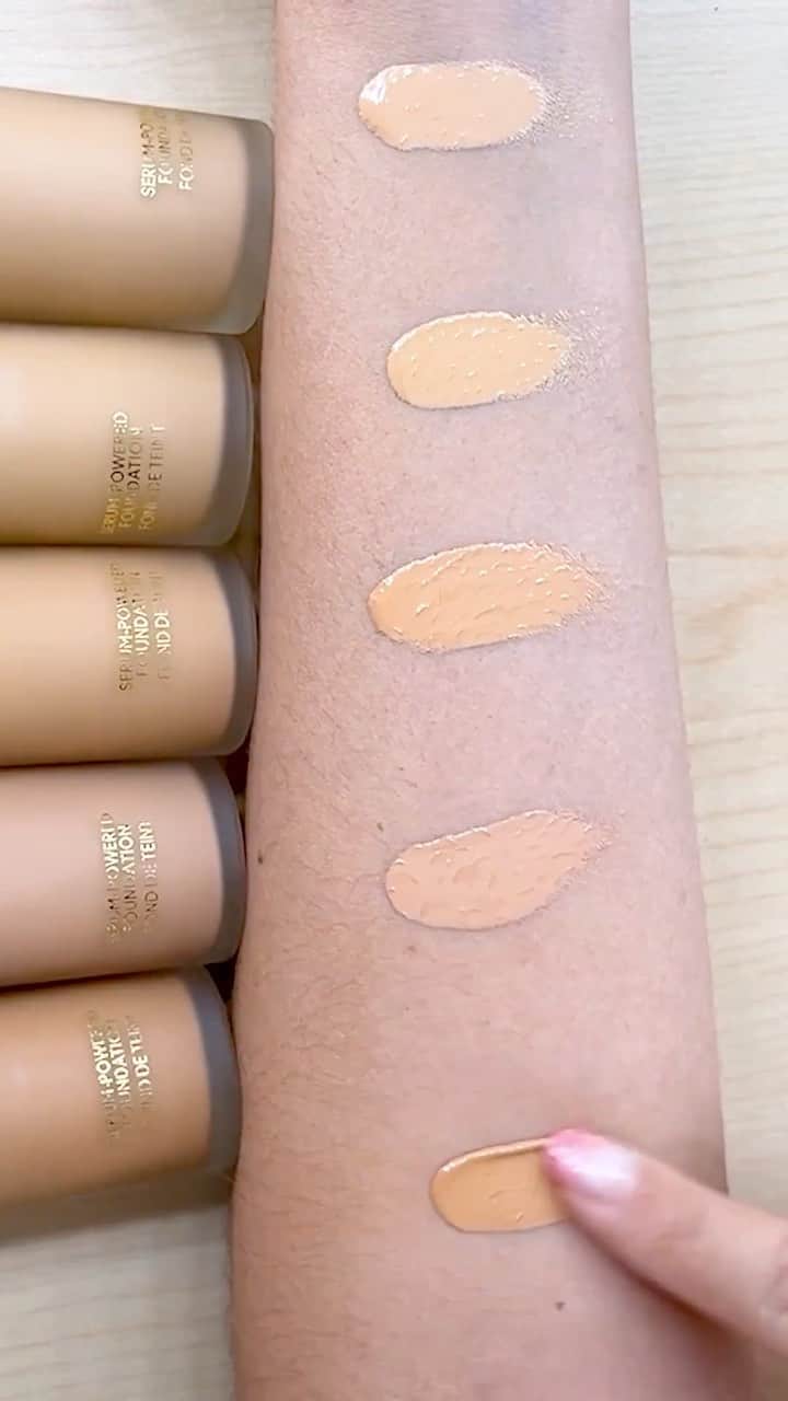 M·A·C Cosmetics BRのインスタグラム：「O swatch perfeito para encontrar o seu tom ideal ✨ A nossa mais nova base radiante vem em uma vasta gama de subtons frios, neutros e quentes. Descubra qual dos nossos 56 tons luminosos é o perfeito para você!   #MACStudioRadiance #SerumPoweredFoundation #MACFoundation」
