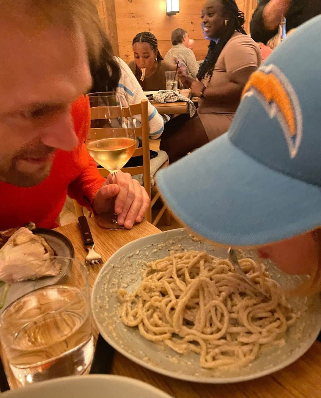 クレア・コフィーさんのインスタグラム写真 - (クレア・コフィーInstagram)「Table for 3, Food for 6 @swyftct, a wood paneled-and-fired dream come true!   Our order: Shishitos Pizza Bianca Potato Cacio e Pepe Tomato Salad Half Wood Fired Chicken Maine halibut with summer succotash  #530res」9月30日 4時30分 - clairecoffee