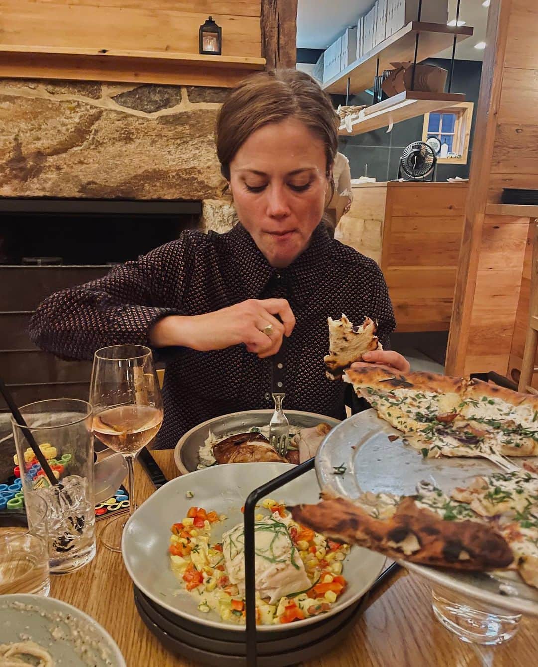 クレア・コフィーさんのインスタグラム写真 - (クレア・コフィーInstagram)「Table for 3, Food for 6 @swyftct, a wood paneled-and-fired dream come true!   Our order: Shishitos Pizza Bianca Potato Cacio e Pepe Tomato Salad Half Wood Fired Chicken Maine halibut with summer succotash  #530res」9月30日 4時30分 - clairecoffee