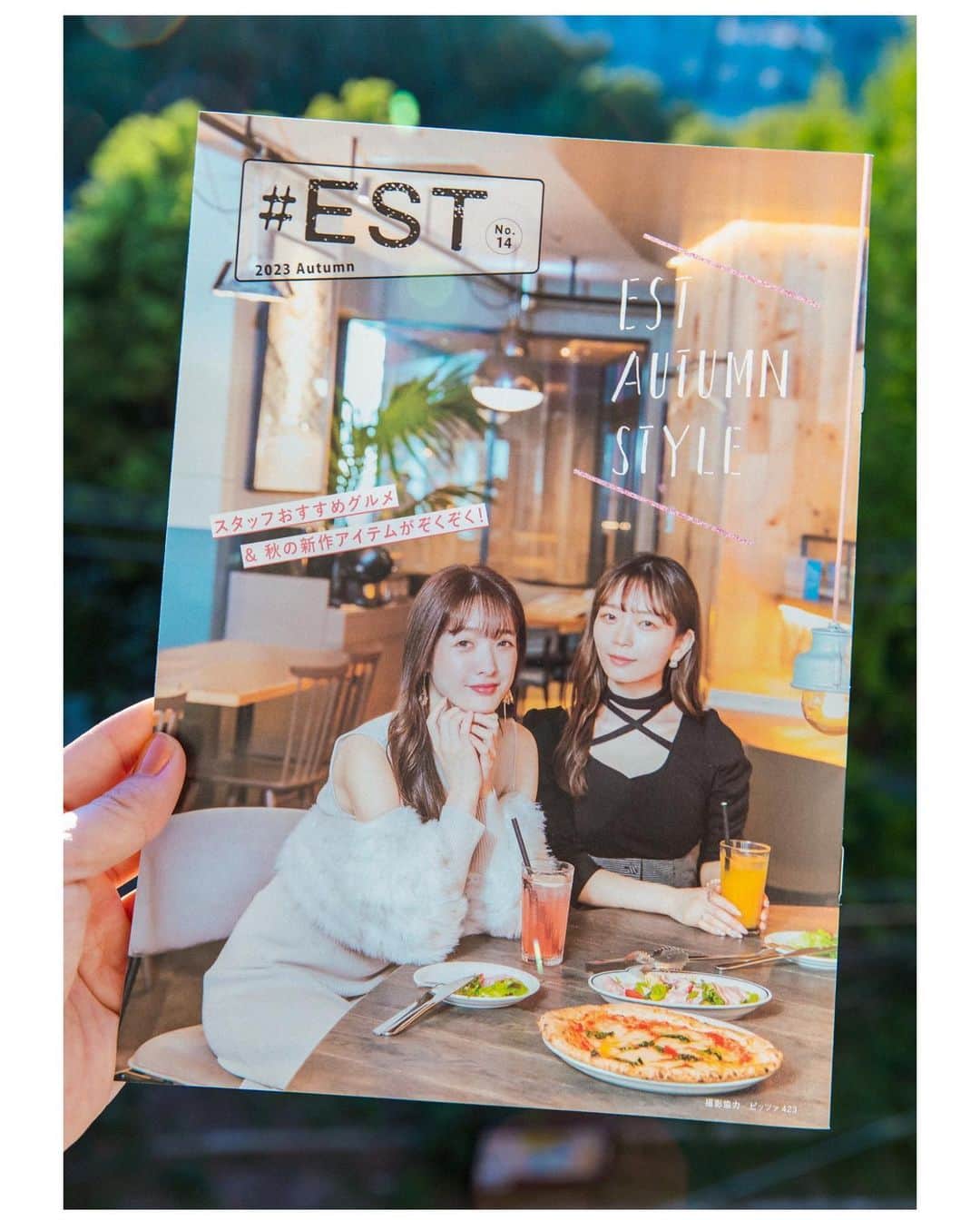 木村華子のインスタグラム：「梅田EST @est_umeda の館内カタログの表紙&中面を撮りました。 今回は食欲の秋ということで(?)、かわいい店員さんとピザという組合せです◎ フードホールも充実してるからね！  ESTに行ったらテイクフリーで設置してあると思うので是非お手にとってみてください！  . . . #photo #photooftheday #photography #photographer #portraitphotography #portrait #model #fashion #magazine #ig_portrait #canon #osaka #umeda #portraitphotographer #ポートレート #大阪 #人物写真 #モデル #撮影 #写真 #一眼レフ #ファッション #アパレル #フォトグラファー #カメラマン」