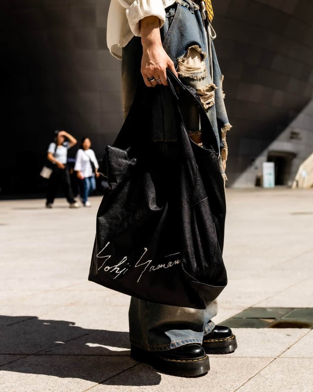 Fashionsnap.comさんのインスタグラム写真 - (Fashionsnap.comInstagram)「Name: 大沢明花⁠ Age: 22⁠ Occupation: model⁠ ⁠ Tops #vintage⁠ Pants #SCULPTOR⁠ Bag #YohjiYamamoto⁠ ⁠ Photo by @shogomorishita⁠ ⁠ #スナップ_fs #fashionsnap #fashionsnap_women」9月30日 10時00分 - fashionsnapcom