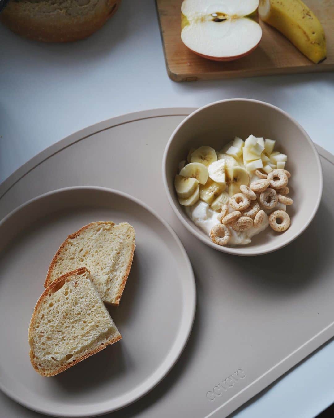 HALCAのインスタグラム：「オランダ発のシリコン食器 #イービーブ は ベビーの時期だけではなく、成長に寄り添い　 長く使えるように考えられたデザインだから とても使いやすく、空間にも馴染む◎ そして、とにかく可愛い♡ 娘のご飯を作るのも楽しくなる！と言いつつ 今日は米粉パンと果物と豆乳ヨーグルトと 玄米シリアルの簡単モーニングだけど。 #eeveve」