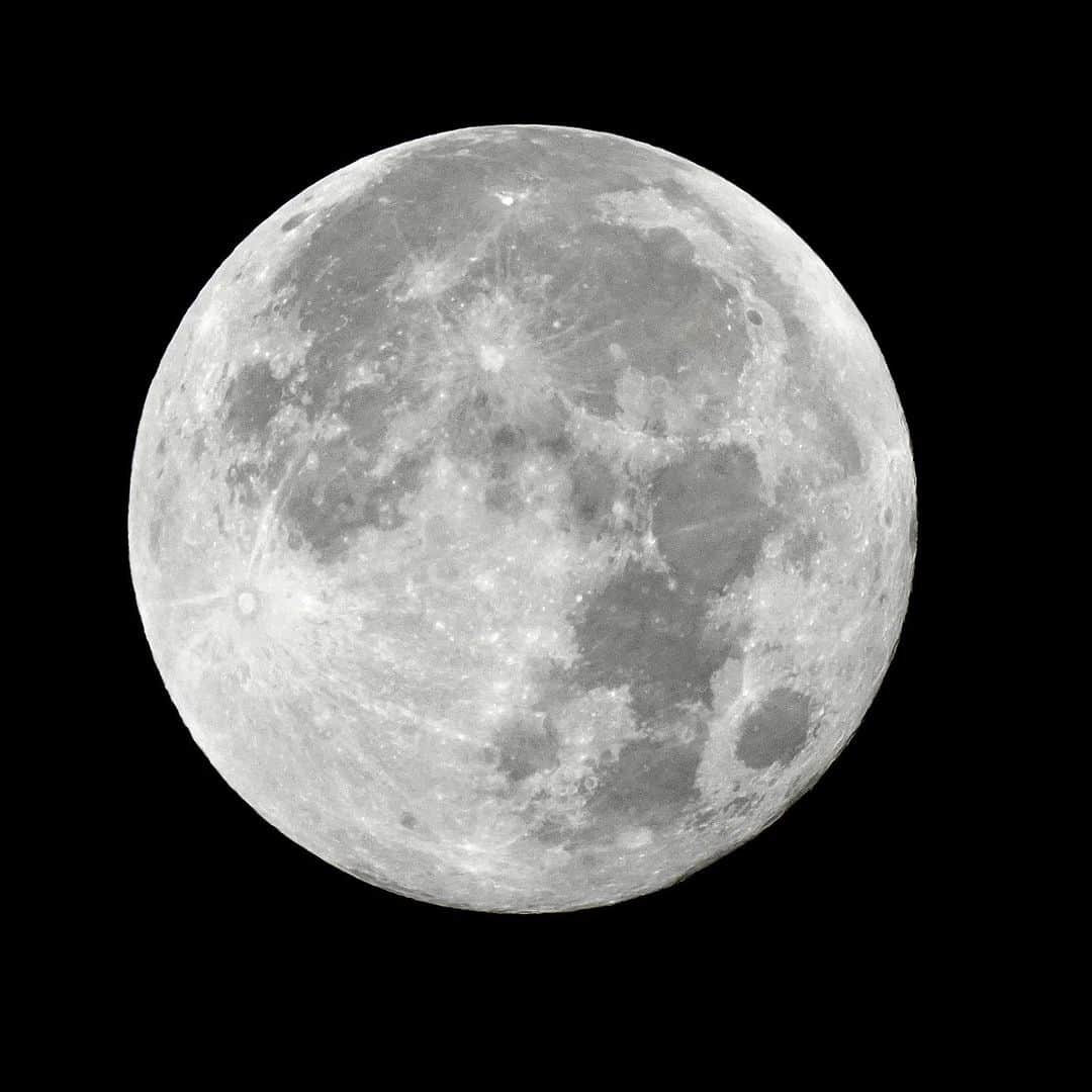 Allison Linのインスタグラム：「今年中秋的月亮落在牡羊座，看起來果然是蠻有精神的。  昨晚也捕捉到了她神秘的身影，配上德布西先生的《月光》，祝大家中秋愉快，希望你們都平安健康、吃好睡好！  #moonphotography」