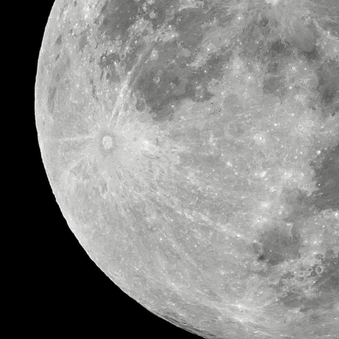 Allison Linさんのインスタグラム写真 - (Allison LinInstagram)「今年中秋的月亮落在牡羊座，看起來果然是蠻有精神的。  昨晚也捕捉到了她神秘的身影，配上德布西先生的《月光》，祝大家中秋愉快，希望你們都平安健康、吃好睡好！  #moonphotography」9月30日 10時00分 - fotoallison