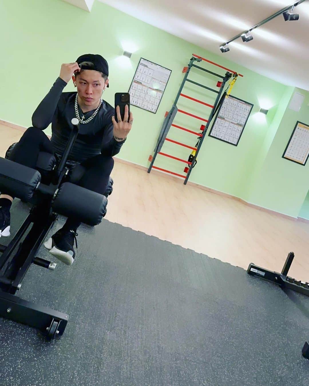 雅-MIYAVI-のインスタグラム：「Maintenance day   Hitting the gym, recording some guitar etc  3 more shows left in this European leg Next up Paris, let’s dance   メンテナンス日和  ジム行ったり レコーディングしたり バンドミーティングしたり キッズたちと電話したり  ボーフムも熱かった  残すところあと３公演 一本一本大事にがんばります  💪🏻」