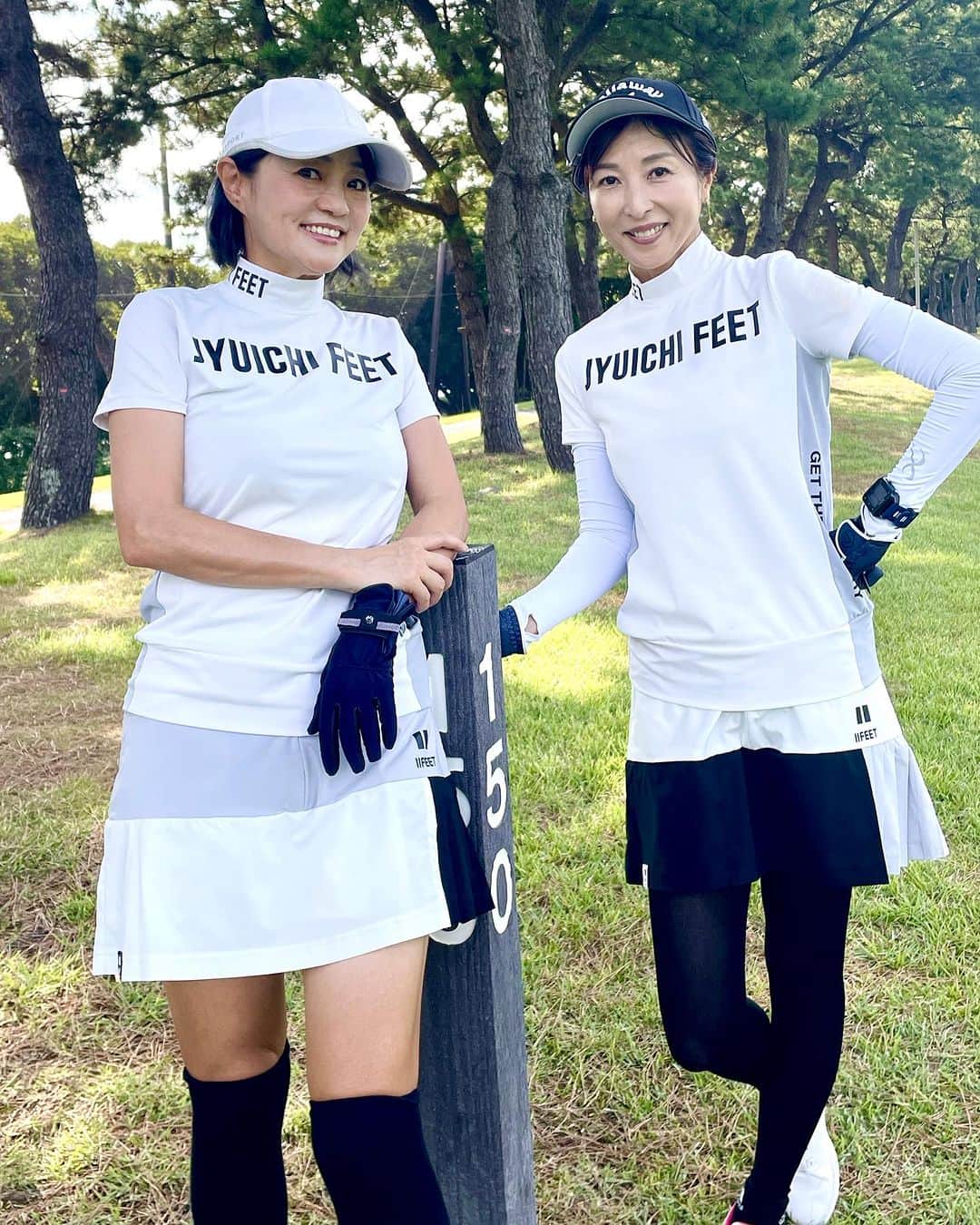 橋本志穂のインスタグラム：「かとうれいこさんとお揃いコーデ 岡山発のゴルフウェア「11フィート」 軽くて体が動きやすい。 若洲って、平坦でフェアウェイも広いから簡単そうだけど、 なんかいつも大叩きするコース。 れいこさんと私はいつも同じようなスコアでホールアウトするのだけど、案の定、前半は同スコアの46。  だったけど、れいこさん後半の快進撃で、連続パー奪取‼️ トータル89でホールアウト。  私は93と、まぁ平均的な私のゴルフでしたけど、若洲では良い方‼️ 11フィートのウェアで 気分アゲアゲ、体も動きやすかったからかなー🥰  一緒に行って、 一緒に帰ってきて、 一旦解散してまた夜待ち合わせ。  一緒に中秋の名月を眺めて 近くのお店へ〜。  一緒にラウンドしてた 美奈ちゃんたちと待ち合わせ‼️  またまたみんなでお月見散歩。  朝から晩まで、 楽しい1日でしたー  @katoreiko_official  @jyuichifeet  #お月見 #下川美奈 ちゃん #メキシコ料理」