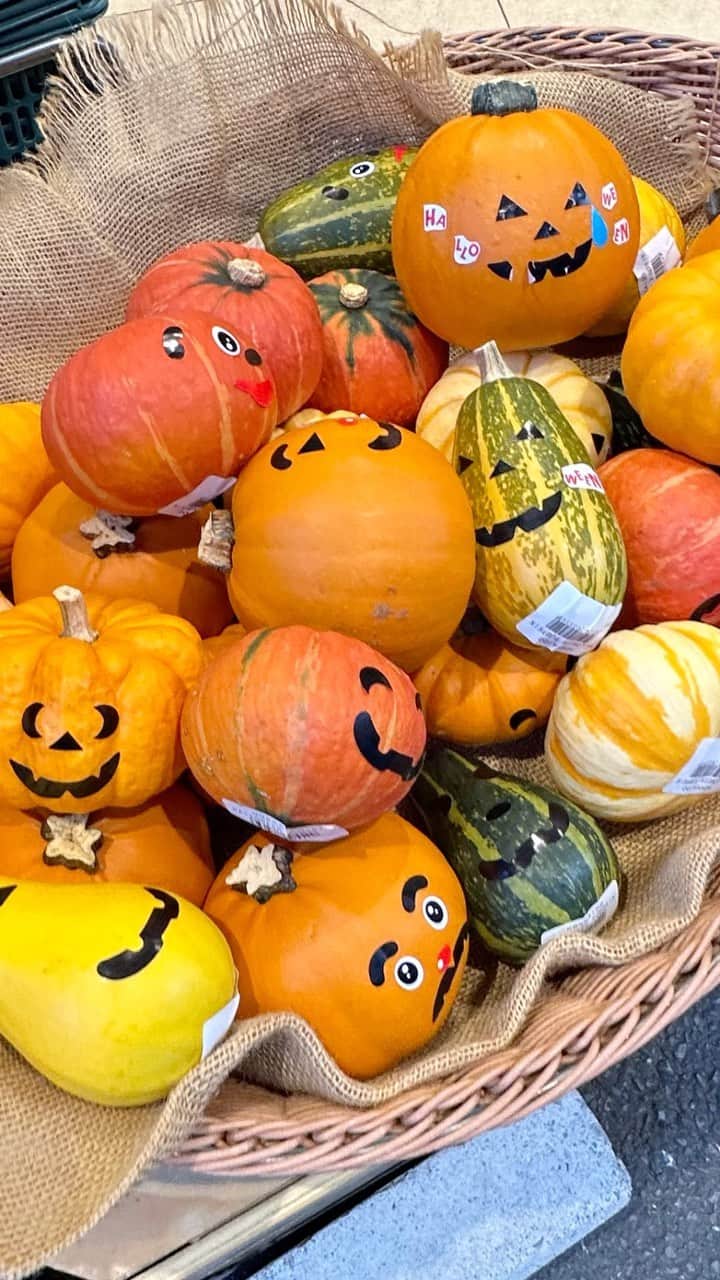 のインスタグラム：「中秋の名月も過ぎ、広尾のスーパー ナショナル麻布はハロウィン🎃モードに。レジ脇にあるマシーンでフレッシュピーナッツバター用チョコレートタイプ使いセルフで出来立て“CHOCOLATE PEANUT BUTTER” #ハロウィンモード #ハロウィンデコレーション #ナショナル麻布 #広尾のスーパー #ピーナッツバター #チョコレートピーナッツバター」