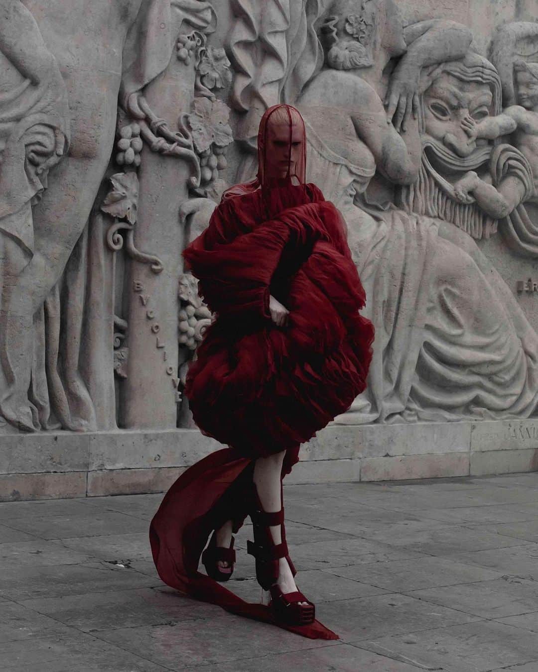 AnOther Magazineさんのインスタグラム写真 - (AnOther MagazineInstagram)「After attending a @bjork concert, fashion’s lord of darkness @rickowensonline looked to positivity and colour for his Spring/Summer 2024 womenswear collection ♥️  Go behind the scenes with a photo essay by Paul Phung at the link in bio 📲  📸 by @paulphung for AnOther」9月30日 4時43分 - anothermagazine