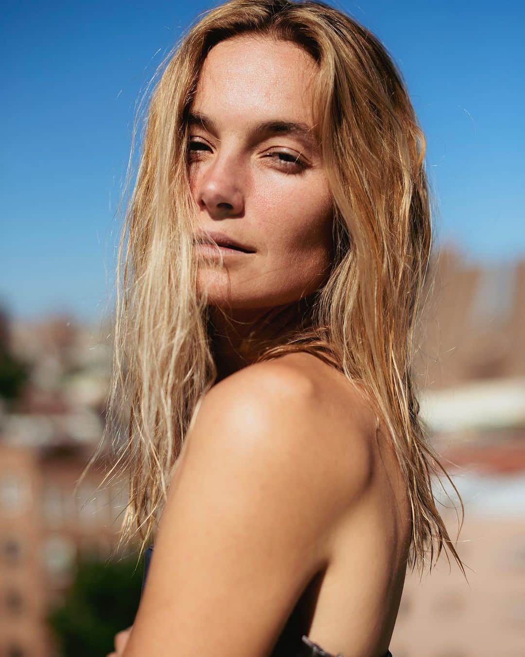 ブリジット・マルコムのインスタグラム：「Blue sky with @gabearaujo ❤️ no hair no makeup」