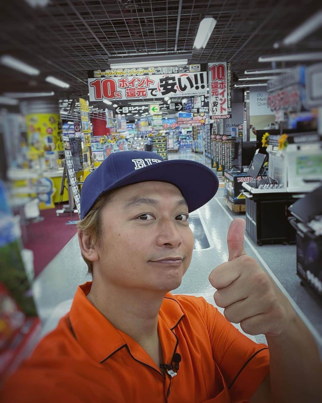 香取慎吾のインスタグラム：「#秋葉原で #ゲーミングチェア を買った。 YouTubeで #ゲーム実況 やってます！ #リトカ名人 #ヨドバシカメラマルチメディアakiba #人生Bダッシュ」