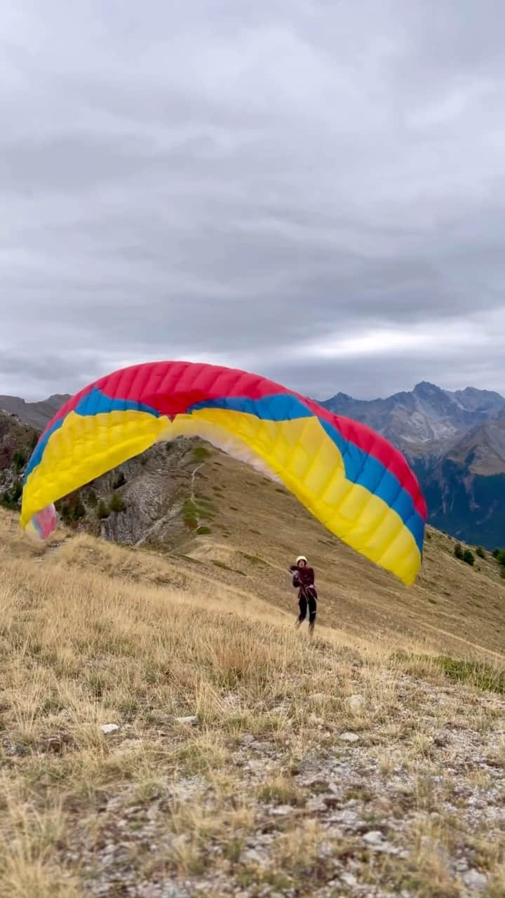 メリッサ・ル・ネーヴェのインスタグラム：「1. 2 . 3… run ! It almost feels like jumping from a cliff.  Hike and fly became part of my weekly training, it gives me a reason to hike and I don’t count hours anymore!  As soon as it s a beautiful take off up in the mountains, I even think it is a great rest day even if I end up hiking more 600 d+.  The autumn colors deliver!  Here is a mix between an hike and fly I did at home in Queyras and a take off from la dent de crolles, north side.   #hikeandfly #flyozone   @ozoneparagliders @ozoneparaglidersfrance @adidasterrex」