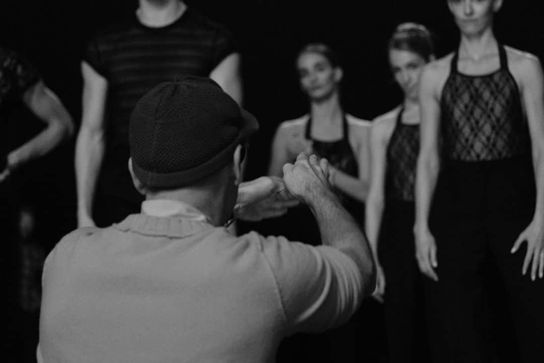 小林十市さんのインスタグラム写真 - (小林十市Instagram)「“Bye-bye Baby Blackbird “ Chorégraphie de @joostvrouenraets  Spectacle de Béjart Ballet Lausanne au #theatredujorat  30/09 01/10 2023   J’aime bien prendre les photos de danseurs et j’aimerais bien Prendre Les autres Ballet aussi. Mais ça c’est le seul moment où je suis libre. Vous comprenez?😅🙏🏼  #fujifilm#fujifilmxseries #fujifilmglobal #fujinon55200mm #acros #fujifilmxpro3 #fujixpro3 #xpro3 #dancer #dancers」9月30日 4時46分 - monsieur_11