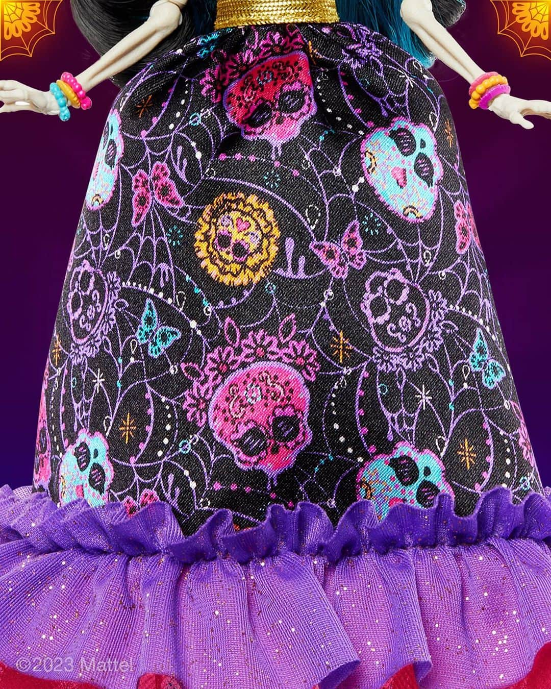 Mattelさんのインスタグラム写真 - (MattelInstagram)「@MonsterHigh's Skelita Calaveras is back just in time to skelebrate Día de Muertos! Skelita is bone-chilling in her traditional Día de Muertos gown with screamium details like monarch butterflies, spiderwebs, and sugar skulls. Available to purchase on 10/2.    #Mattel #MonsterHigh #DiadeMuertos」9月30日 4時59分 - mattel