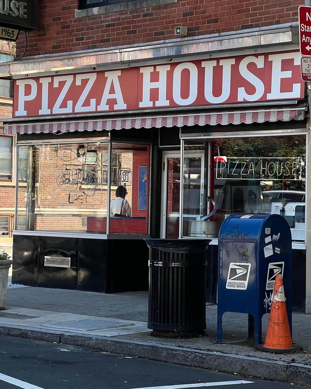 Paul Octaviousさんのインスタグラム写真 - (Paul OctaviousInstagram)「The best pizza in the country is in New Haven, Connecticut @ Bar Second is @ Amore Pizzeria in Flushing NY photo dump.   -I stayed in New Haven @graduatehotels, so good 🙏🏾 -Ate @bar_newhaven maybe 4 times… -Strain of choice for this trip was “The Lotto” from @93boyz  -Most interesting thrift find: 6 pairs of perfectly fitted pieces of denim for 50 bucks」9月30日 4時51分 - pauloctavious