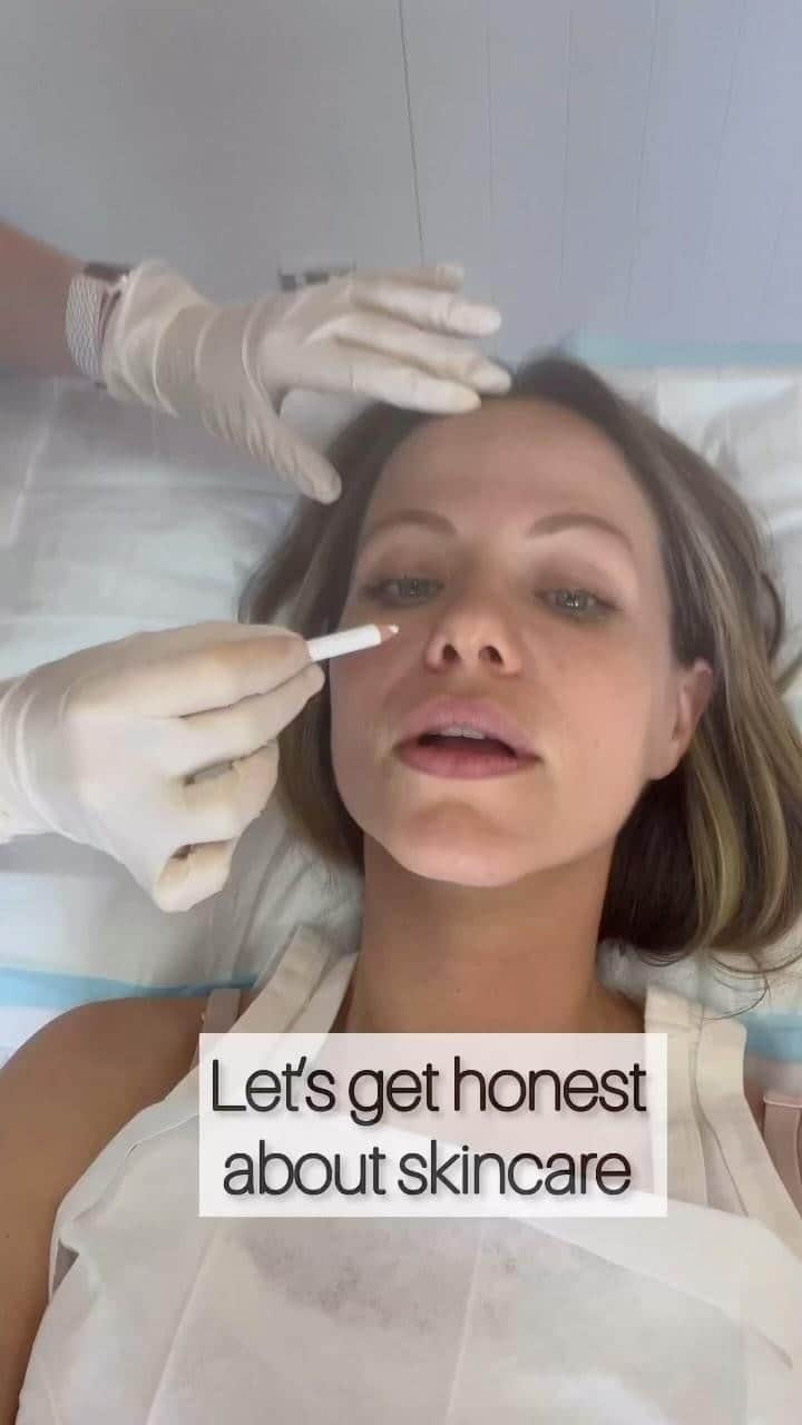 タミン・サーソクのインスタグラム：「I truly believe that we need to make disclaimers mandatory on social posts that claim ONLY skincare makes the difference in skin aging/ pigmentation, skin resurfacing, etc. There is a whole other side to the skincare industry that I’m sure we are all familiar with. Laser, peels, injectables, skin tightening treatments and so much more.  I believe that without these disclaimers, we compare ourselves to unrealistic “natural” beauty standards that aren’t… natural. I’m a huge advocate of good skincare and I’ve been very invested since I was 17 BUT many of us aren’t just relying on that. So let’s get real, let’s get honest and let’s unvail the truth!   Treatments and med spas I love!  1- @theclinicbondi for ultra therapy which tightens skin and helps to boost collagen  2- @hi_finch for microneedling and broad band light. Helps tighten skin, reduce sun spots, helps with pigmentation and resurfaces the skin 3- @simonourianmd1 for cool laser which resurfaces the skin  #skintreatment #ultratherapy #morpheus8 #microneedling #laser #skincare」