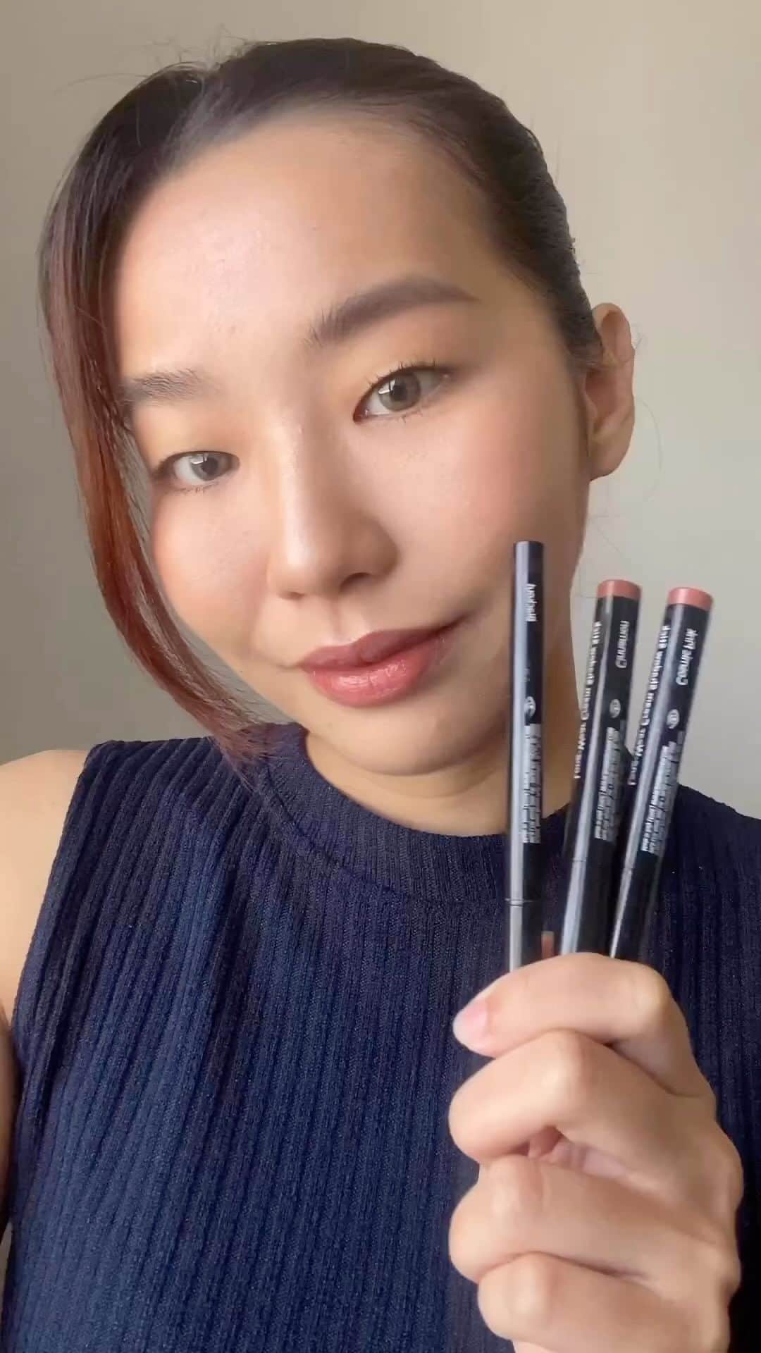 のインスタグラム：「Swipe it. Wing it. Watch @bbmua_th_chompoo pull together a shimmery winged eye look in just a few strokes.  GET THE LOOK: • Long-Wear Cream Shadow Stick in Cosmic Pink: Apply to lid and lower lash line • Long-Wear Cream Shadow Stick in Cinnamon: Blend onto outer corner • Ink Liner in Blackest Black: Trace upper lash line and extend into wing  #BobbiBrown #LongWearCreamShadowStick #ShimmerMakeup #WingedLiner #EyeMakeup」