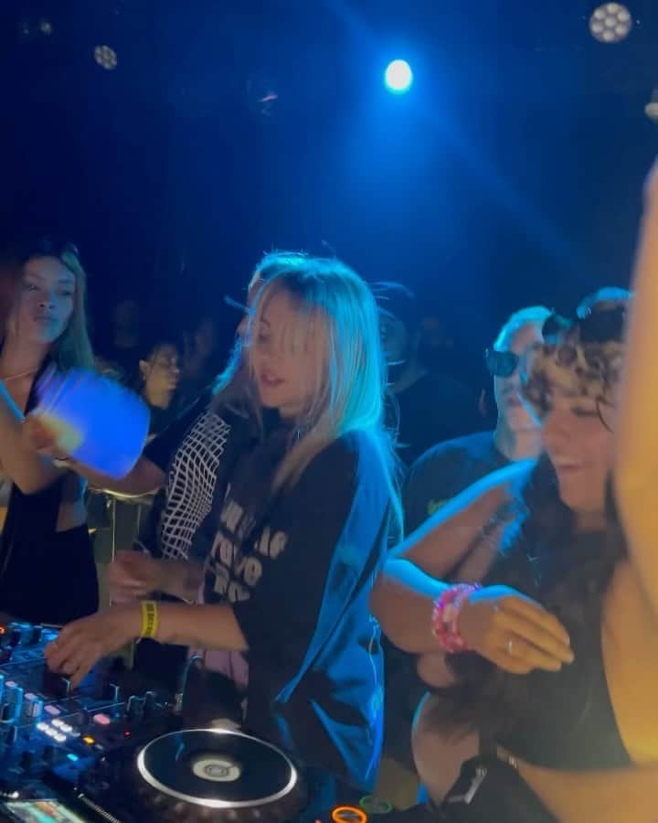 アリソン・ワンダーランドのインスタグラム：「Played a secret techno set at @valentinokhans party in LA last night  1. Bringing all the bad bitches I saw in the front of the crowd up on stage with me to dance 2. @surfmesa telling it how it is  3. Vibing w one of my best friends @valentinokhan  4. Born Slippy  5. With all my main character girlies from the crowd again 6. Playing unreleased @thewhytefang  7. Vibing w val and @diplo  8. Surprise ! 9. Hugging the crowd 10. Happy」