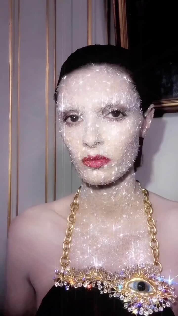 ELLE Magazineのインスタグラム：「@patmcgrathreal takes us behind the scenes at #ParisFashionWeek. 💕」